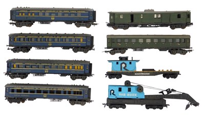 Lot 729 - HO gauge rolling stock, including breakdown...