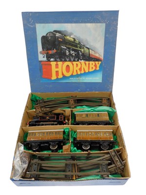 Lot 732 - A Hornby O gauge train set, including 0-4-0...