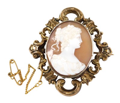 Lot 526 - A Victorian oval shell cameo brooch, bust...