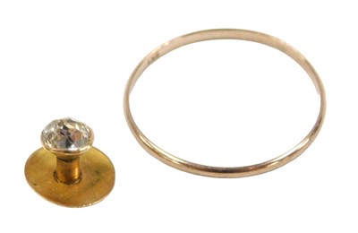Lot 531 - A narrow wedding band, white metal, stamped...