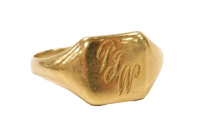 Lot 524 - A lady's signet ring, the square table...