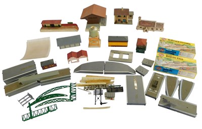 Lot 782 - OO gauge buildings and accessories, including...