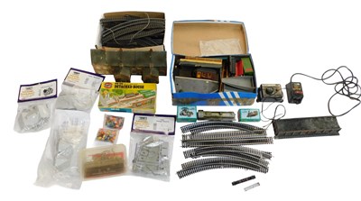 Lot 785 - HO and OO gauge buildings and...