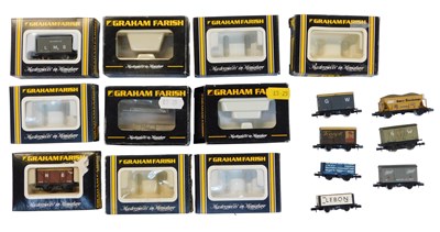 Lot 817 - Graham Farish N gauge rolling stock, including...