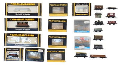 Lot 825 - Graham Farish, Peco and other N gauge rolling...