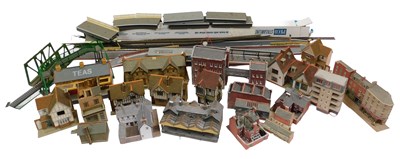 Lot 855 - N gauge buildings and track, including Peco...