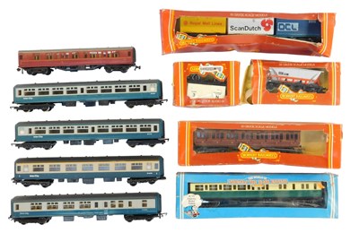 Lot 648 - Hornby and Tri-ang OO gauge rolling stock,...