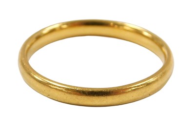 Lot 437 - A 22ct gold wedding band, size O, 3.0g.