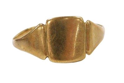 Lot 438 - A lady's signet ring, cut, yellow metal...