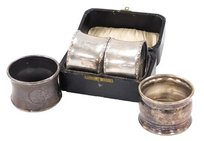 Lot 110 - A pair of George V silver napkin rings, cased,...