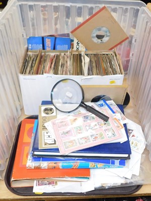 Lot 2170 - A group of 45rpm singles, to include Paul...