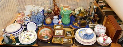 Lot 2134 - Decorative household effects, to include...