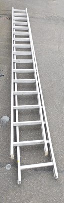 Lot 1091 - An extending metal ladder.