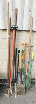 Lot 1095 - Various garden tools, to include hoes, rake,...