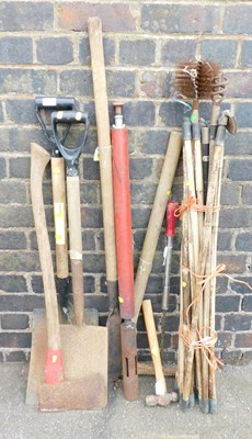 Lot 1106 - Various garden tools, etc. (a quantity)
