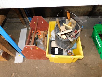 Lot 1117 - Various hand tools, plastering related items,...