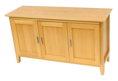 Lot 833 - A Morris Furniture Company light oak sideboard,...