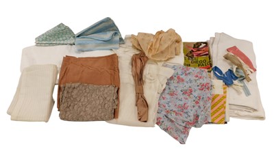 Lot 154 - Various white linen tablecloths, placemats,...