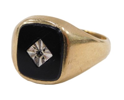 Lot 58 - A 9ct gold gentlemens signet ring, with black...