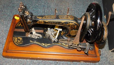Lot 2009 - An early Singer hand crank sewing machine.