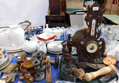 Lot 2092 - Miscellaneous items, including treen wares,...