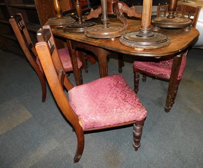 Lot 1047 - An oak drop leaf table, on square tapering...