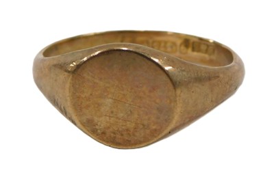 Lot 66 - A 9ct gold signet ring, with circular shield...