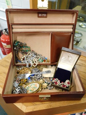 Lot 2034 - A brown leather jewellery box and contents of...
