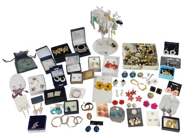 Lot 248 - A group of assorted costume jewellery,...
