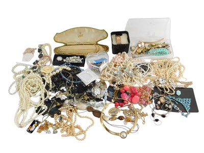 Lot 243 - A group of assorted costume jewellery,...