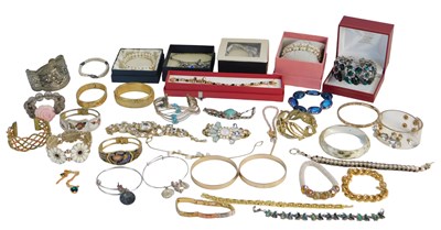 Lot 245 - A group of assorted costume jewellery,...