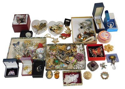 Lot 244 - A group of costume jewellery brooches and hat...
