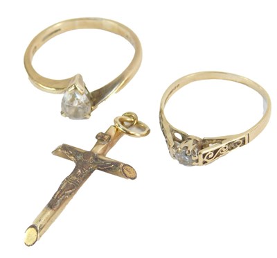 Lot 226 - Three items of jewellery, comprising a 9ct...