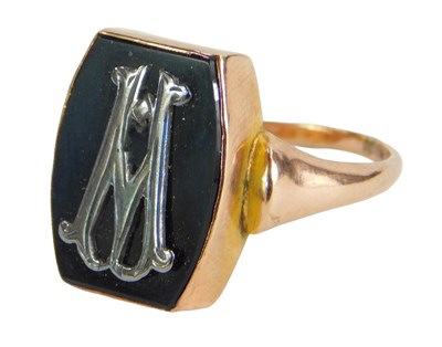 Lot 216 - An Edwardian 9ct gold signet ring, the...