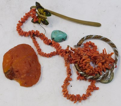 Lot 2162 - A small group of costume jewellery, a coral...