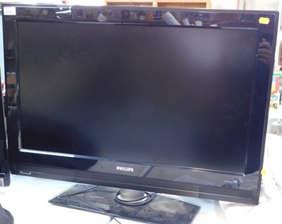 Lot 2199 - A Philips flat screen TV, 32PFL5522D/05, with...