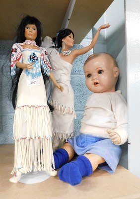 Lot 2001 - A pair of Native American dolls, dressed in...