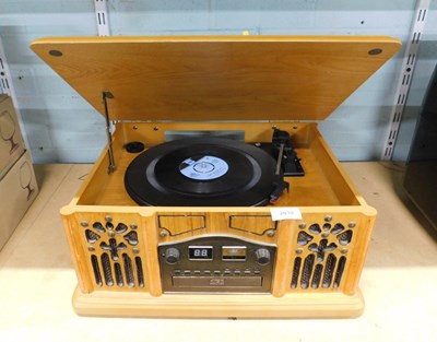 Lot 2038 - A Seal SE01 retro style record player and...