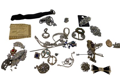 Lot 550 - A group of assorted costume jewellery, to...