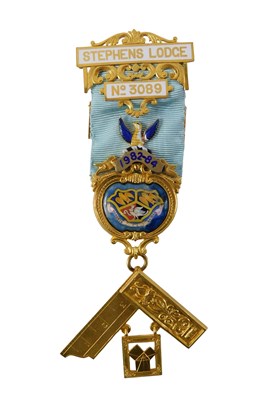 Lot 11 - A 9ct gold and enamel detail Masonic Past...