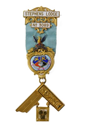 Lot 12 - A 9ct gold Masonic Past Masters craft jewel,...