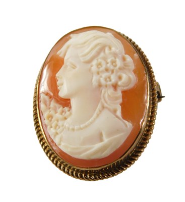 Lot 528 - A 20thC shell cameo brooch, the oval cameo in...
