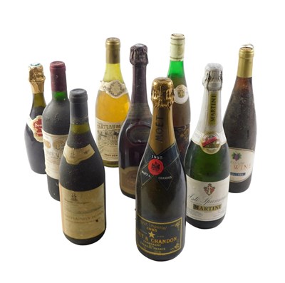 Lot 176 - A group of alcohol, comprising a Moet &...