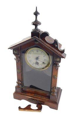 Lot 180 - A 20thC mahogany cased mantel clock, the cream...