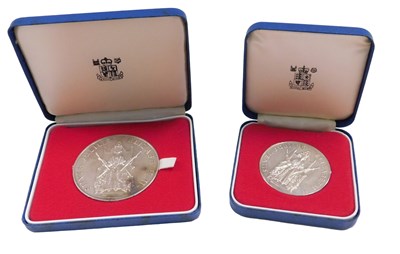 Lot 666 - Two cased Royal Mint collectors coins,...