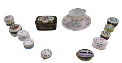 Lot 667 - A group of Continental porcelain, comprising a...