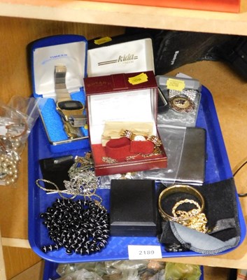 Lot 2189 - A group of assorted costume jewellery,...