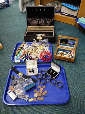 Lot 2213 - Assorted costume jewellery, plastic bangles,...
