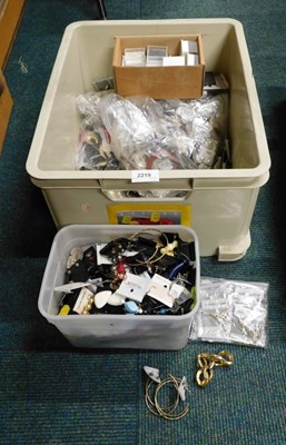Lot 2219 - Assorted costume jewellery, earrings and...