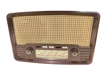Lot 712 - An Ekco model U.199 brown Bakelite radio, 42cm...